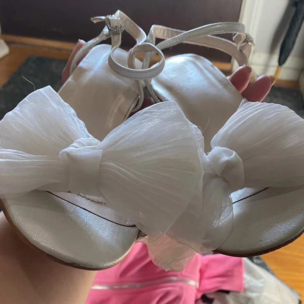 David's Bridal White Bow Heels - Picture 4 of 6